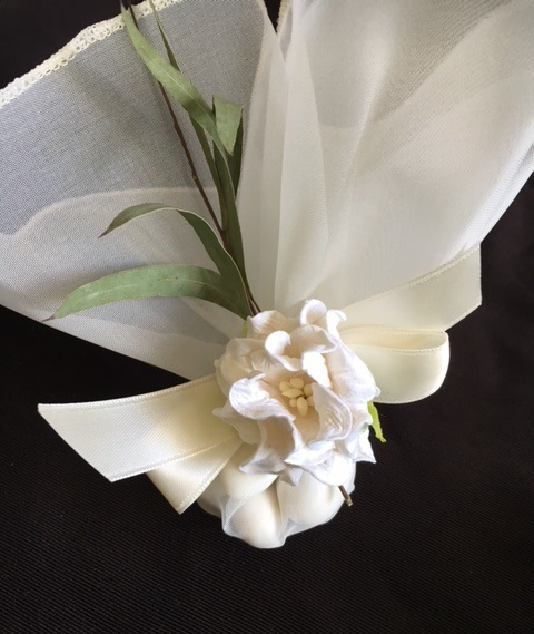 Organza circles from Greece give density to the wrap.  Beautiful flowers from Tahiti.  We added a bit of olive leaf to make it truly Greek.  Best with 7 koufeta to fill it out nicely. 



