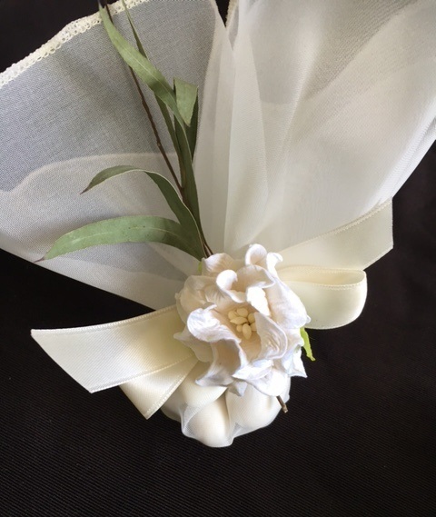 Organza circles from Greece give density to the wrap.  Beautiful flowers from Tahiti.  We added a bit of olive leaf to make it truly Greek.  Best with 7 koufeta to fill it out nicely. 



